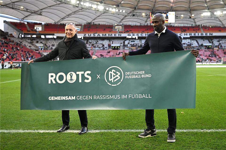 DFB-Präsident Bernd Neuendorf (l) freut sich über die Zusammenarbeit mit dem früheren Bundesliga-Spieler Otto Addo. (Archivbild)Marijan Murat/dpa