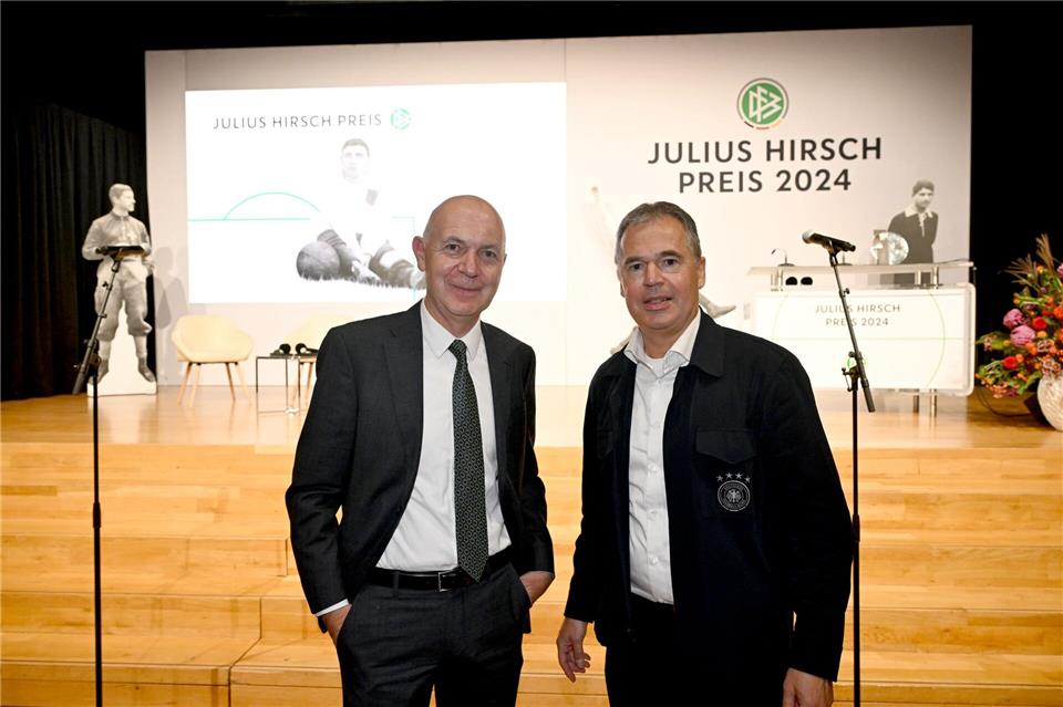 DFB-Präsident Bernd Neuendorf (l.) setzt sich gegen Antisemitismus ein. Felix Hörhager/dpa