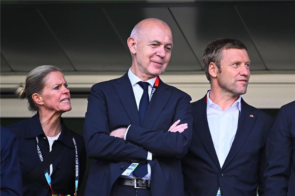 DFB-Präsident Bernd Neuendorf (m) spricht über Nationalspieler Felix Nmecha und dessen Glauben.Tom Weller/dpa