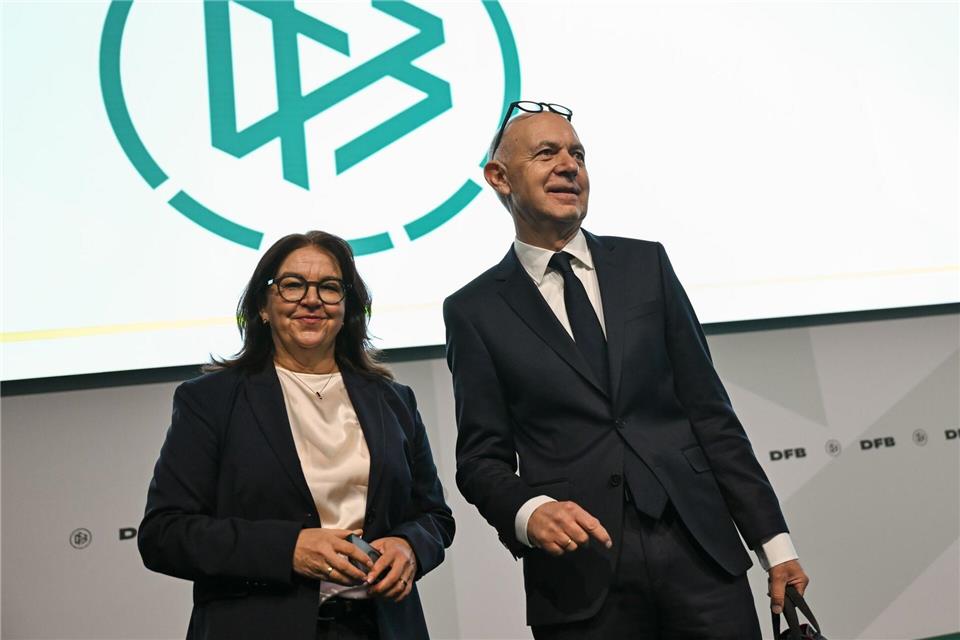 DFB-Präsident Bernd Neuendorf und Heike Ullrich: Der Verband wird in den Fußball der Frauen investieren. (Archivbild)Arne Dedert/dpa