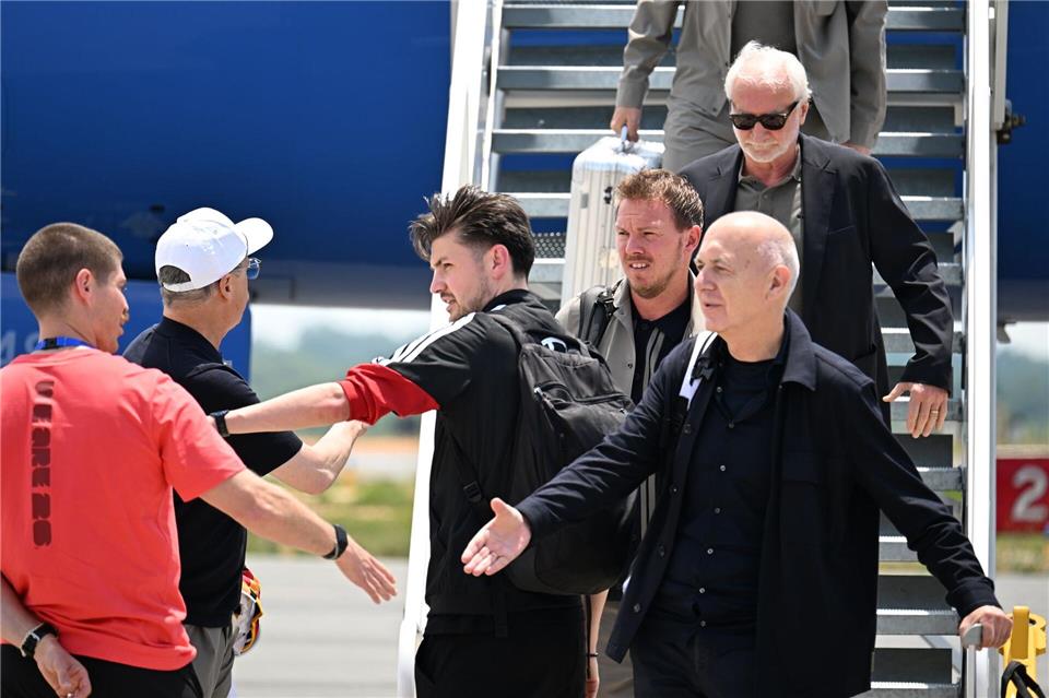DFB-Präsident Neuendorf und Sportdirektor Völler wollen in Mexiko einen Spendenscheck übergeben.Federico Gambarini/dpa