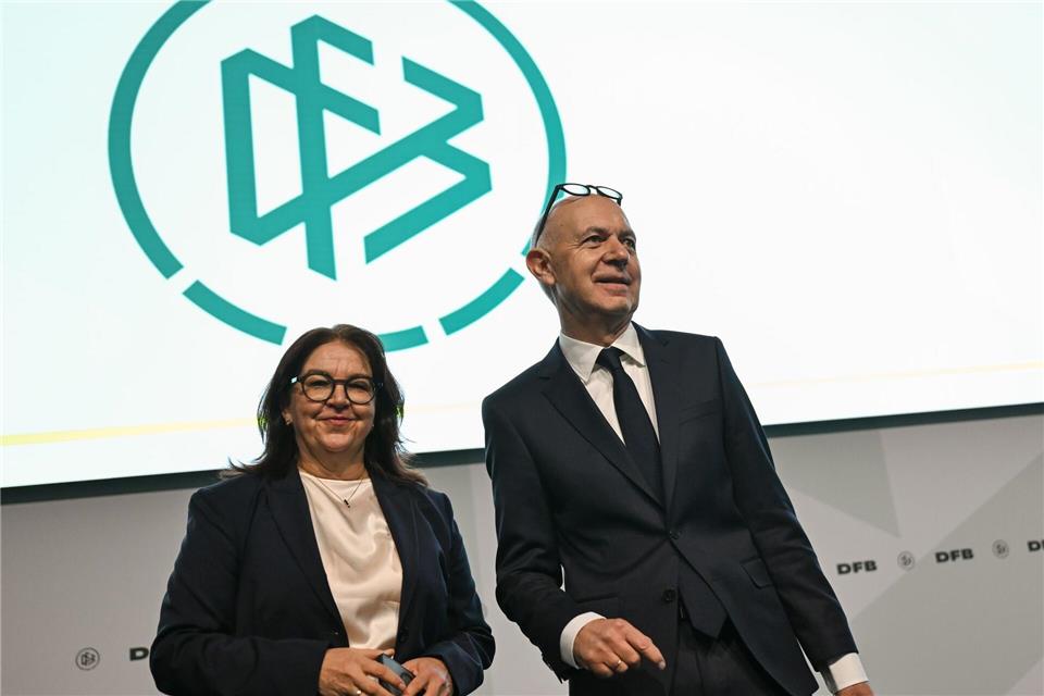 DFB-Spitzenfunktionäre Heike Ullrich und Bernd Neuendorf: großer Schritt für die Frauen-Bundesliga  Arne Dedert/dpa