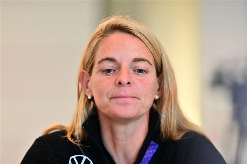 DFB-Sportdirektorin Nia Künzer erklärt, was kaum zu erklären ist: Hendrichs Rote Karte.Sebastian Christoph Gollnow/dpa