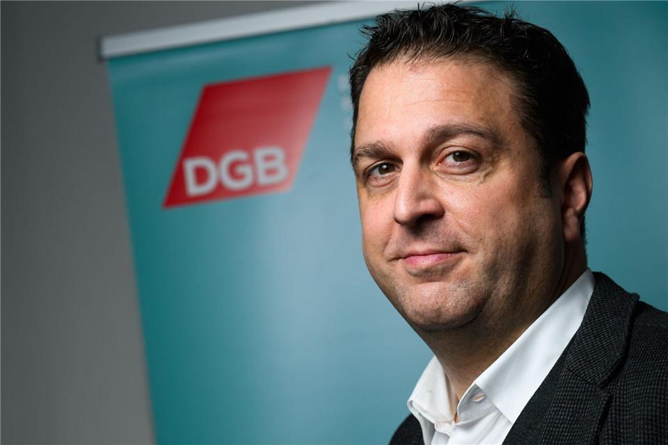 DGB-Bezirkschef Harder lehnt eine Anhebung des Renteneintrittsalters auf 70 Jahre ab. (Archivbild)Julian Stratenschulte/dpa