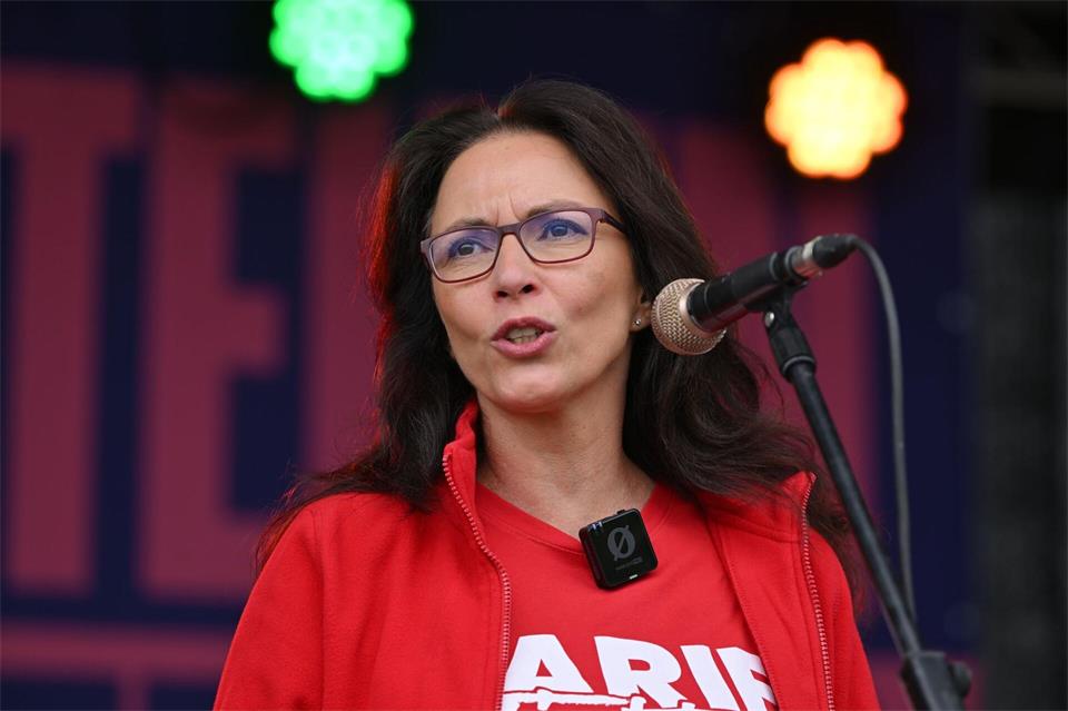 DGB-Bundeschefin Yasmin Fahimi tritt bei der zentralen NRW-Kundgebung in Essen auf. (Archivbild)Martin Schutt/dpa