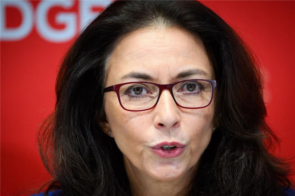 DGB-Chefin Yasmin Fahimi wendet sich strikt gegen Leistungskürzungen der Sozialsysteme.Bernd von Jutrczenka/dpa