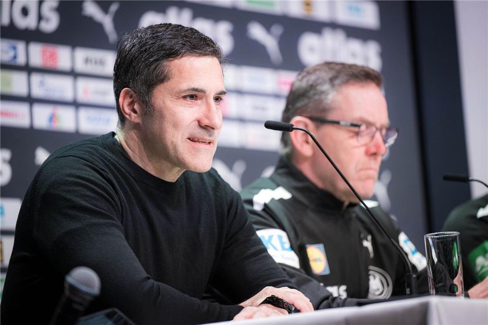 DHB-Sportvorstand Ingo Meckes freut sich auf die weitere Zusammenarbeit mit Bundestrainer Alfred Gislason. (Archivbild)Sina Schuldt/dpa