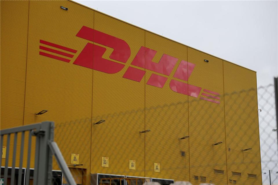 DHL-Logo am Leipziger Flughafen.Jan Woitas/dpa