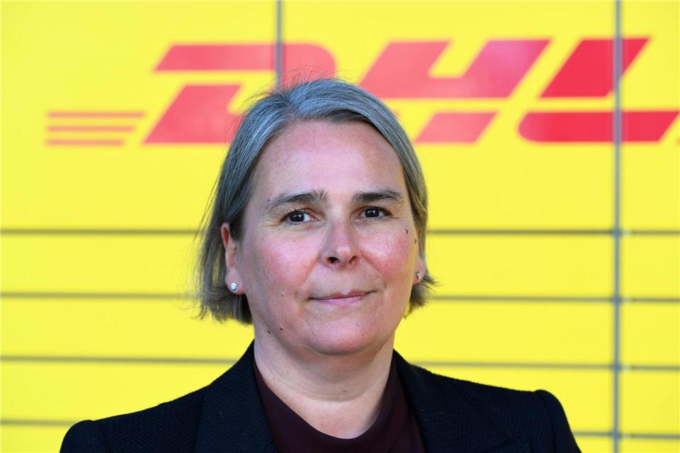 DHL-Vorstandsmitglied Nicola Hagleitner möchte schwere Pakete nur noch von zwei Leuten zustellen lassen. (Archivbild)Wolf von Dewitz/dpa