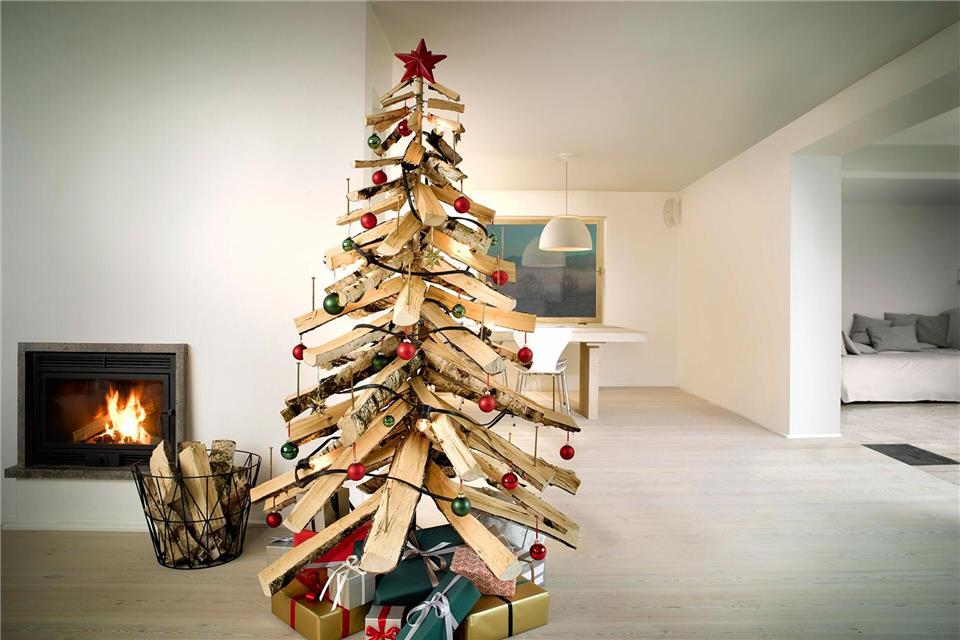 DIY-Variante für Heimwerker - dieser Weihnachtsbaum besteht aus Holzscheiten.Bosch/DIY Academy/dpa-tmn
