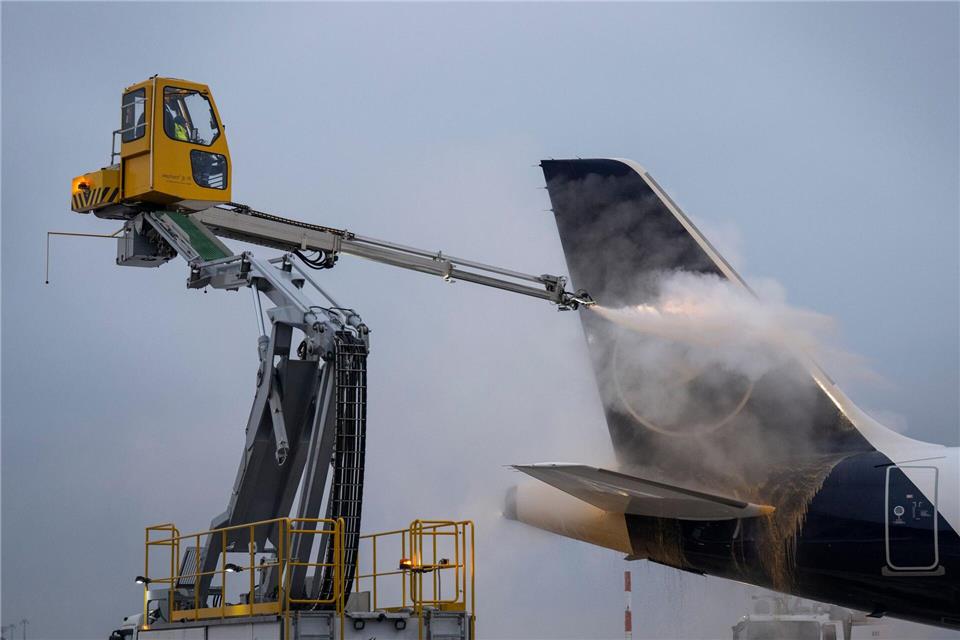 DIe Enteisung  von Flugzeugen sogt für Verspätungen (Archivbild)Boris Roessler/dpa