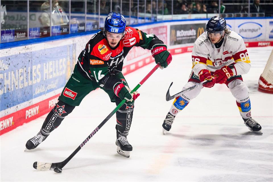 D.J. Busdeker (l) läuft auch in der kommenden Saison für Augsburg auf. (Archivbild)Tom Weller/dpa