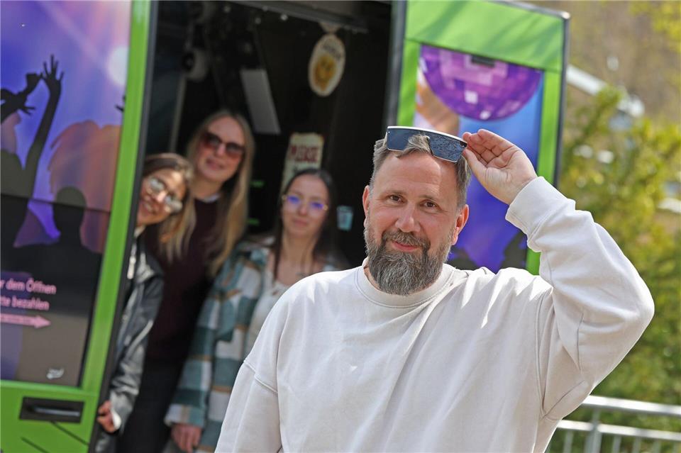 DJ Mark Fiedler steht vor seiner Disco Gondel in Thale.Matthias Bein/dpa