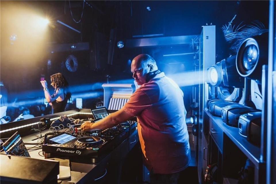 DJ Michael Sanders legt auf Schützenfesten und bei Hochzeiten auf. Nun wurde er für Auftritte in der Türkei gebucht.