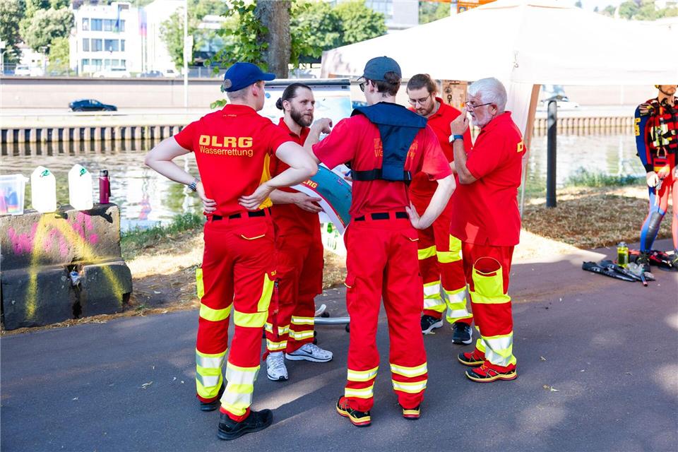 DLRG-Ausbilder stimmen am Saar-Leinpfad die einzelnen Ausbildungsstationen für den Wasserrettungstag ab.Laszlo Pinter/dpa