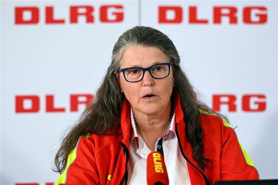 DLRG-Präsidentin Ute Vogt hat wertvolle Tipps für das Überleben und die Rettung im Wasser.Federico Gambarini/dpa