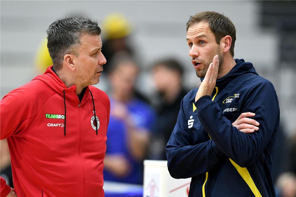 DSC-Trainer Alexander Waibl (l.) und der Schweriner Coach Felix Koslowski im Gespräch. Der DSC holt sich den Supercup. (Archivbild)Michael Schwartz/dpa