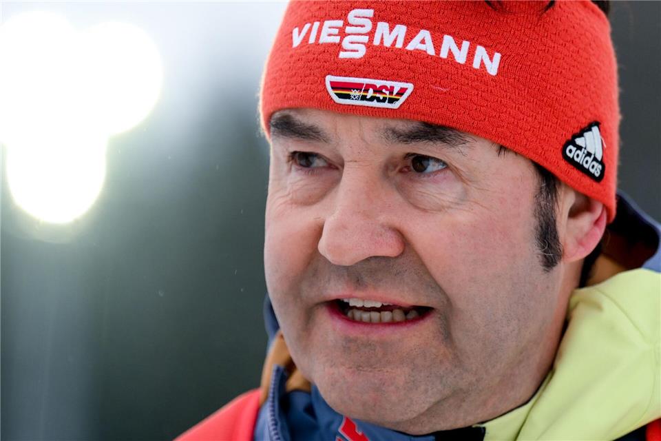 DSV-Sportdirektor Horst Hüttel sieht nach Berichten um mögliche Manipulationsmethoden im Skispringen Handlungsbedarf. (Archivbild)Hendrik Schmidt/dpa