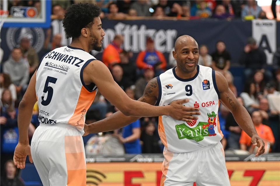 D’Shawn Schwartz (Rostock Seawolves) und DeAndre Lansdowne (Rostock Seawolves) klatschen nach einem Korb ab. (Archivbild)David Hammersen/dpa