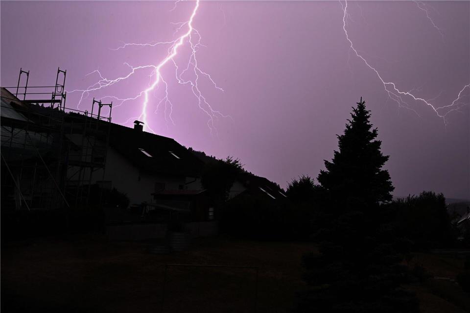 DWD: Gewitter in Baden-Württemberg am Freitag erwartet. (Archivbild)Silas Stein/dpa