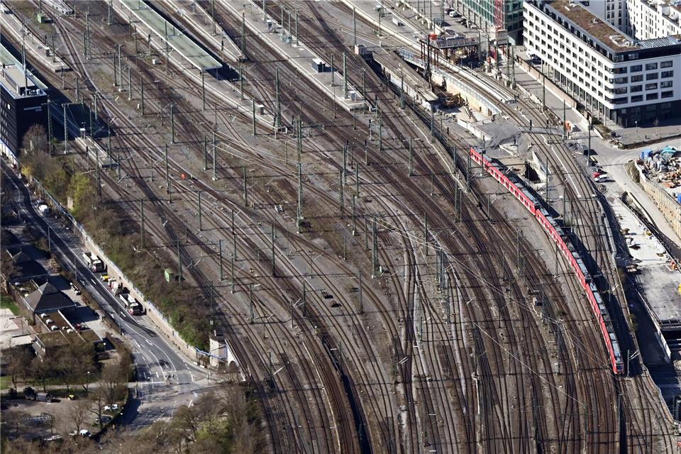 Da Züge auf andere Bahnsteige umgeleitet werden müssen, kommt es zu Verspätungen im Regional- und Fernverkehr. (Archivbild). Uli Deck/dpa