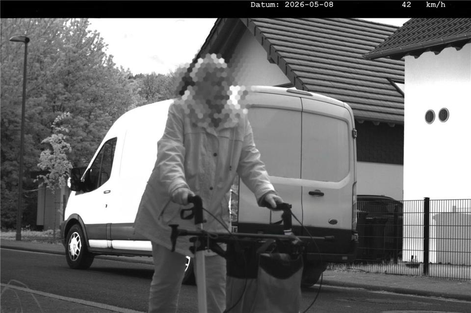Da das Kennzeichen des Wagens verdeckt ist, kommt der Fahrer ungeschoren davon.Polizei Euskirchen/dpa