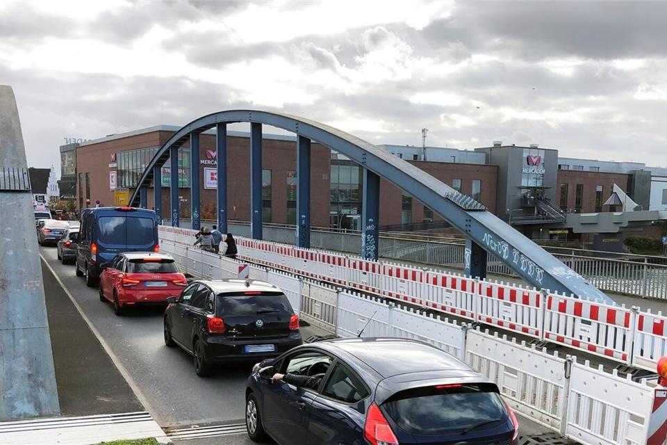 Da der Verkehr über die Kanalbrücke derzeit nur über eine Fahrspur geleitet wird, kommt es in dem Bereich regelmäßig zu Staus.