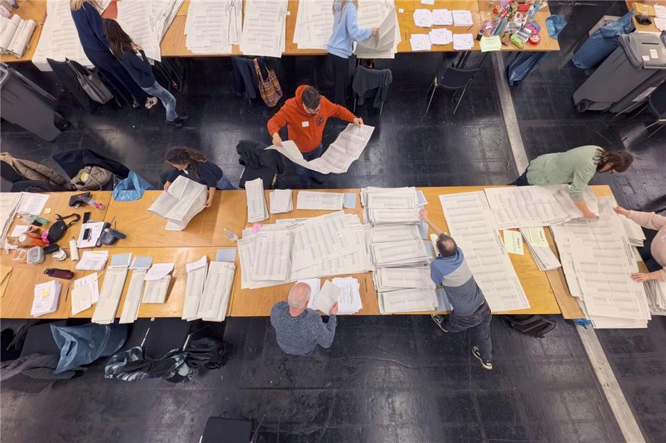 Da die Bürger bei den hessischen Kommunalwahlen besonders viele Möglichkeiten haben, zieht sich die Auszählung aller Stimmen mehrere Tage lang hin. Andreas Arnold/dpa