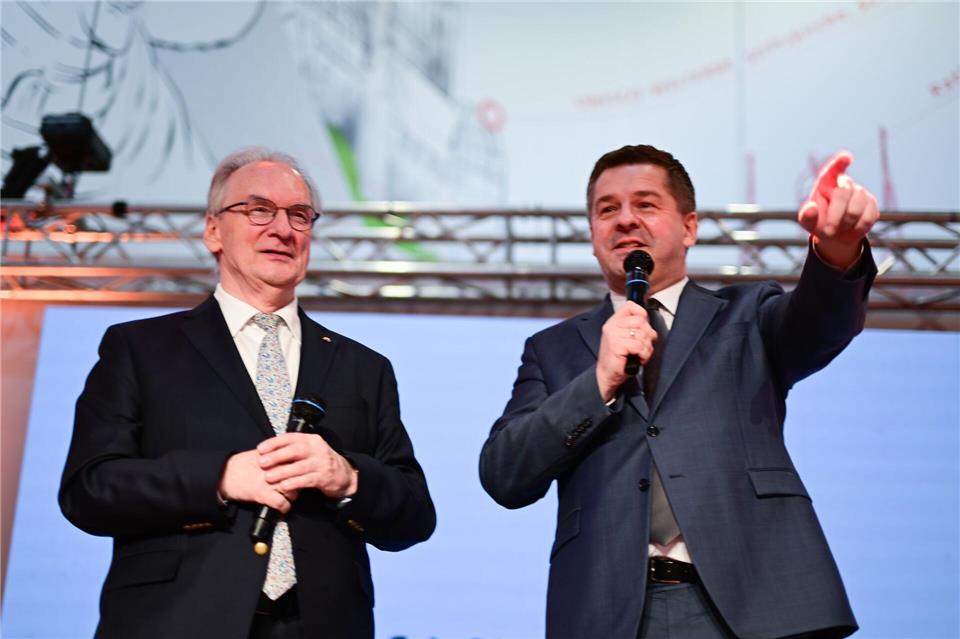 Da geht es lang: CDU-Landeschef Sven Schulze (r.) will das Amt von Ministerpräsident Reiner Haseloff (CDU) übernehmen. (Archivbild)Sebastian Christoph Gollnow/dpa