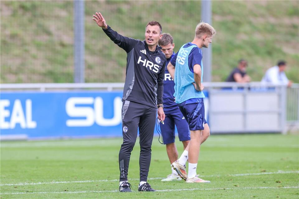 Da geht es lang. Schalkes Interimscoach Jakob Fimpel gibt für zwei Spiele die Richtung vor. Tim Rehbein/dpa