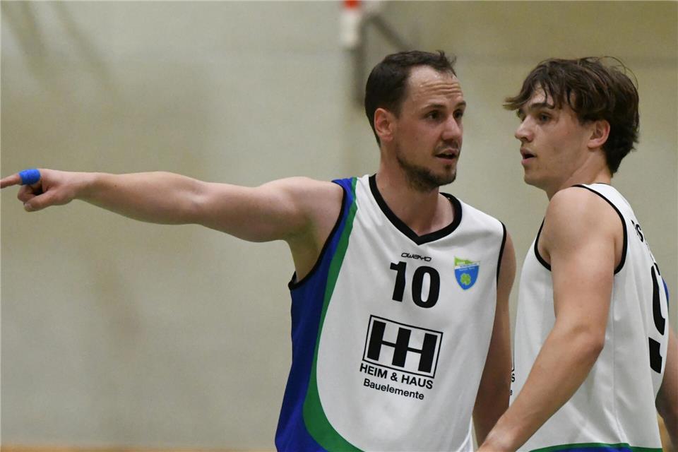 Da gehts lang! Borkens Spielertrainer Heiner Holtkamp (links) und sein Top-Scorer Markus Kalimulin wollen heute in Telgte als Sieger das Parkett verlassen.