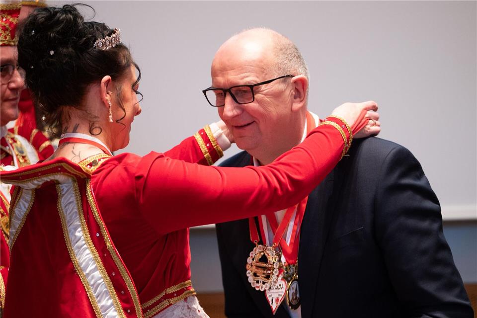 Da glänzt der Anzug: Brandenburgs Ministerpräsident Dietmar Woidke erhält einige Karnevalsorden. Markus Lenhardt/dpa