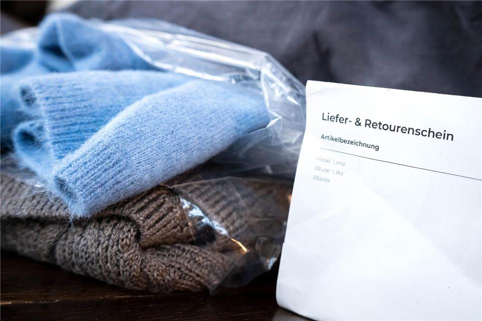 Da im Onlinehandel die Ware nicht angefasst, ausprobiert und geprüft werden kann, kommt es häufig zu Rücksendungen. Die Retourenquoten sind besonders bei Kleidungsstücken und Schuhen sehr hoch.Sina Schuldt/dpa