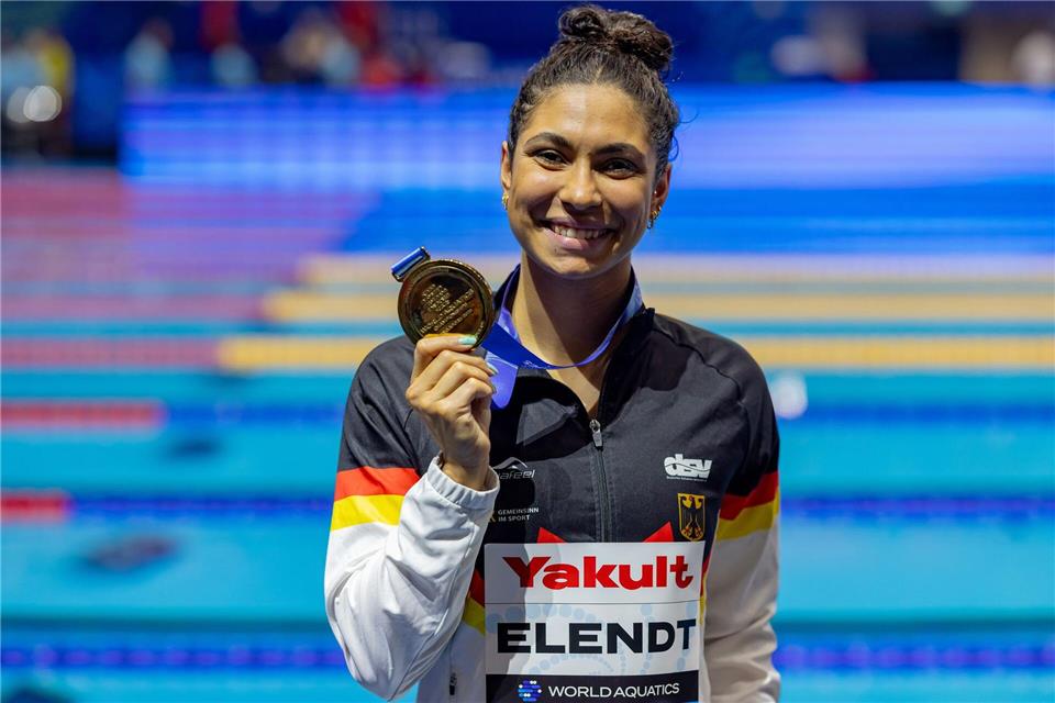 Da ist das Ding: Elendt präsentiert stolz die Goldmedaille.Jo Kleindl/dpa