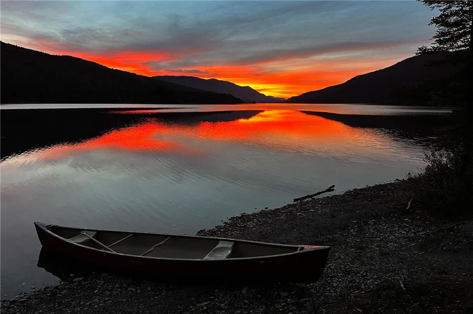 Da kann der Sonnenuntergang noch so schön sein: Nachts vor der Tür ist das Bärenspray immer dabei.Ole Helmhausen/dpa-tmn