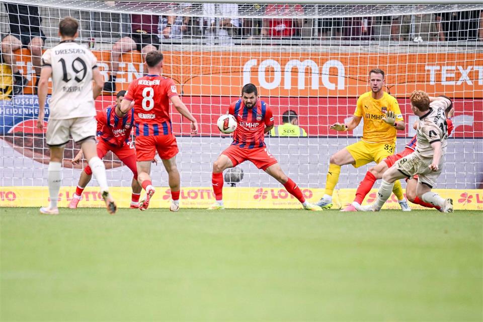 Da keimte noch einmal Hoffnung bei Dynamo: Robert Wagner (r, Dynamo Dresden) trifft zum 1:2.Harry Langer/dpa