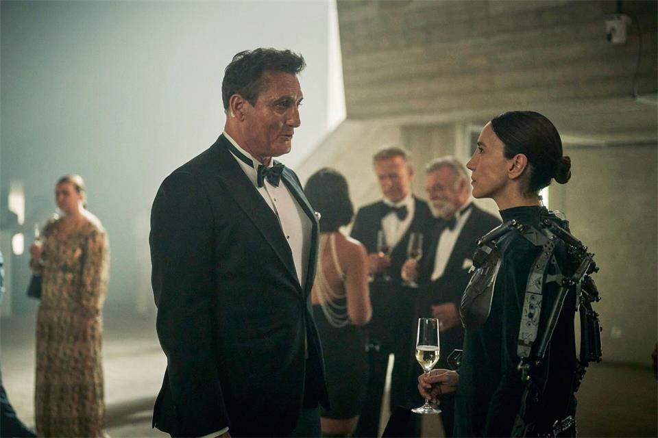 Da kommt „Matrix“-Feeling auf: Oliver Masucci (l) und Sibel Kekilli in „Droneland“.Felix Abraham/Iris Productions, Syrreal Cats, /dpa
