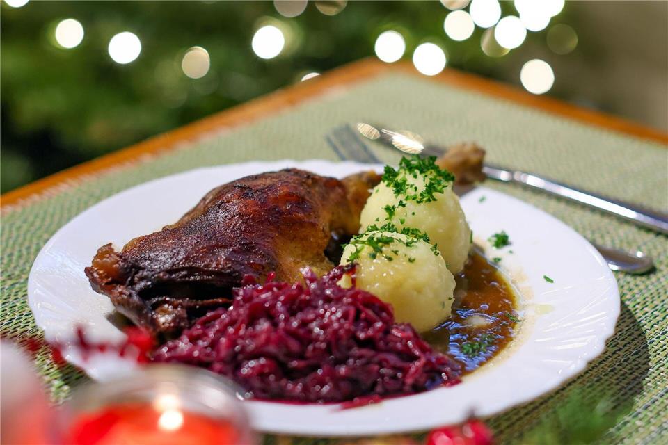 Da läuft einigen das Wasser im Mund zusammen, aber nicht allen: eine Portion knusprige Gänsekeule mit Rotkohl und Klößen. (Archivbild)Jan Woitas/dpa-Zentralbild/ZB