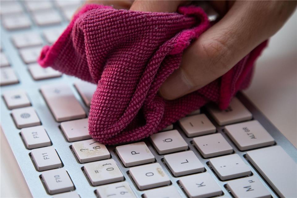 Da lebt doch schon fast was auf den weißen Tasten: Schon allein aus hygienischen Gründen lohnt sich die regelmäßige Reinigung von Tastaturen.picture alliance/dpa/dpa-tmn