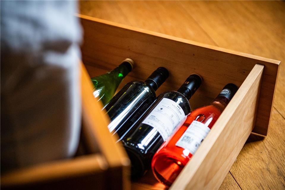 Da liegen sie gut: Weinflaschen lagern in einem Bettkasten im Schlafzimmer - ohne große Temperaturschwankungen. Zacharie Scheurer/dpa-tmn