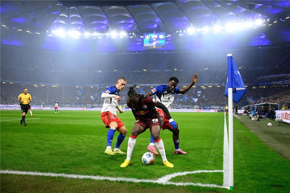 Da rollte der Fußball wieder.Gregor Fischer/dpa