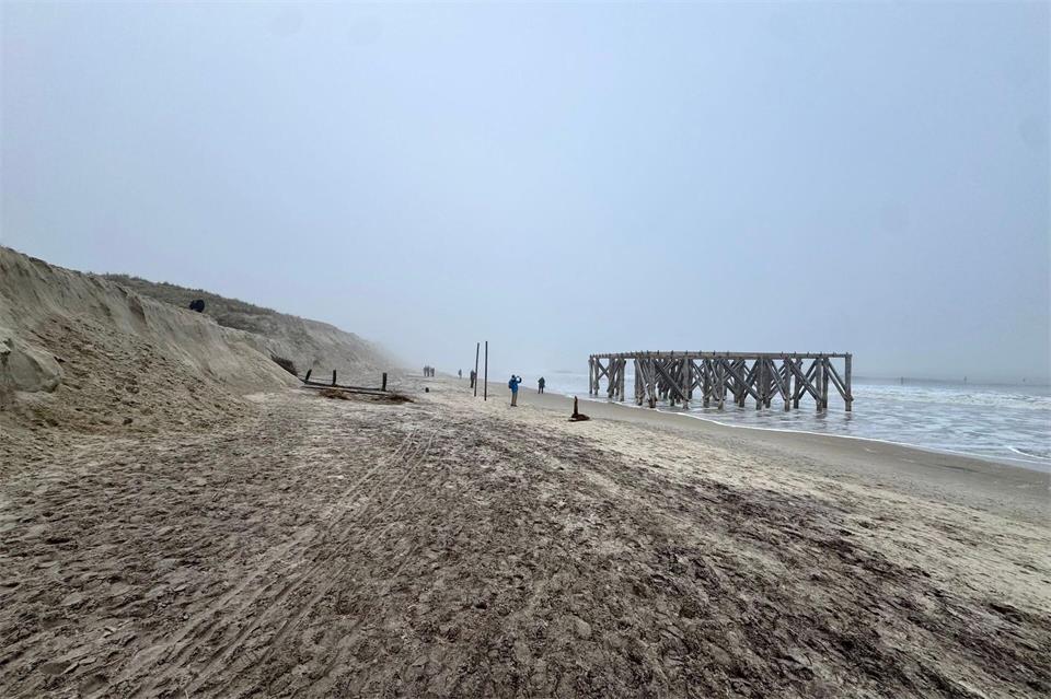Da schon im Sommer an der Weißen Düne Sand fehlte, hatte das Staatsband den Badebetrieb dort abgesagt.Rolf Vennenbernd/dpa