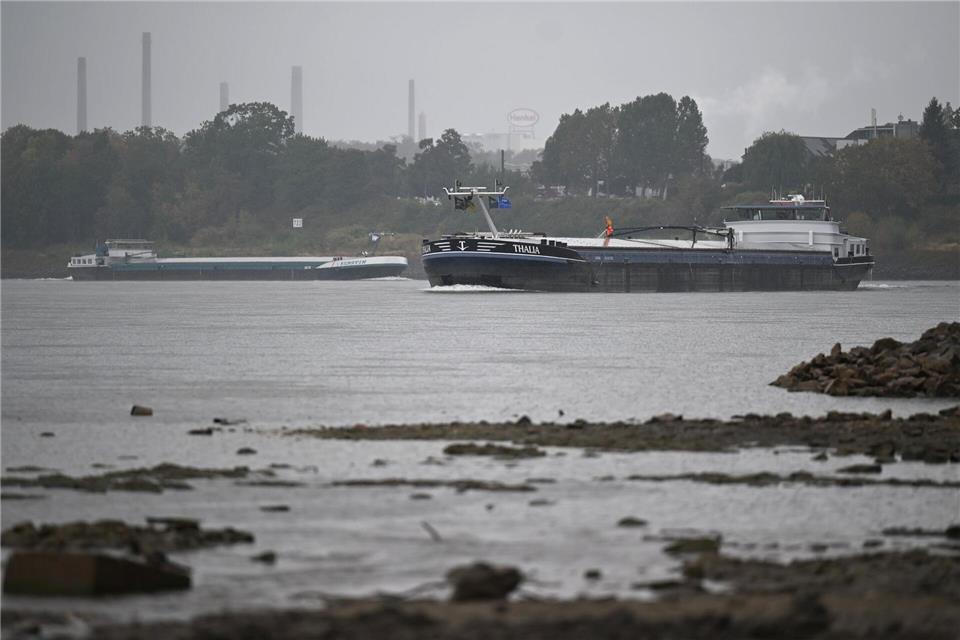 Da sind dann doch mal zwei Frachtschiffe zu sehen: Blick auf den Rhein mit dem Henkel-Werk im Hintergrund.Wolf von Dewitz/dpa
