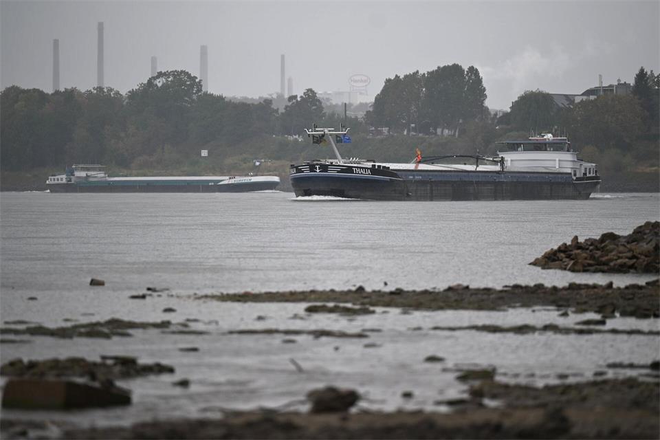 Da sind dann doch mal zwei Frachtschiffe zu sehen: Blick auf den Rhein mit dem Henkel-Werk im Hintergrund.Wolf von Dewitz/dpa