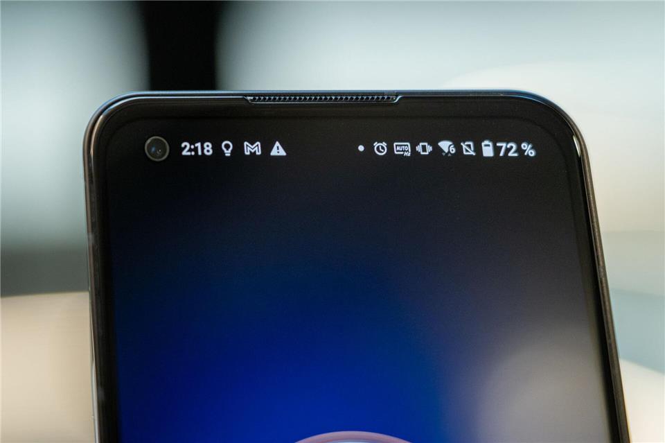 Da sollte eigentlich noch mehr stehen: Eine weiße Statusanzeige auf einem Android-Display zeigt an, dass außer den gezeigten Systemsymbolen noch weitere angezeigt werden müssten - dafür aber kein Platz ist.Nico Tapia/dpa-tmn
