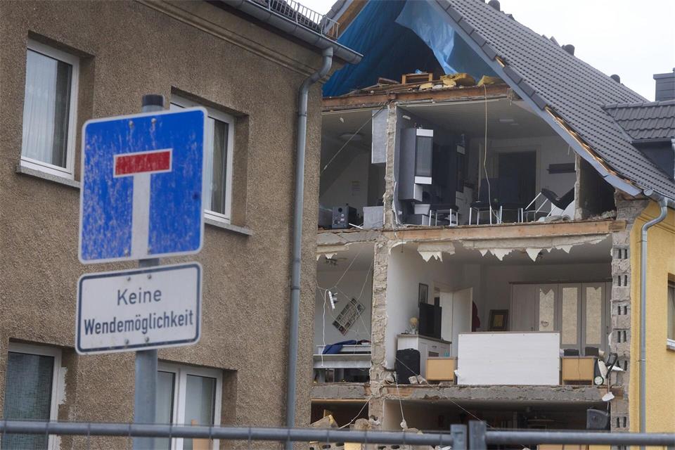„Da standen dann gestern Abend über 20 Personen im strömenden Regen, darunter eine schwangere Frau“, so Bürgermeister Weißer. Thomas Frey/dpa