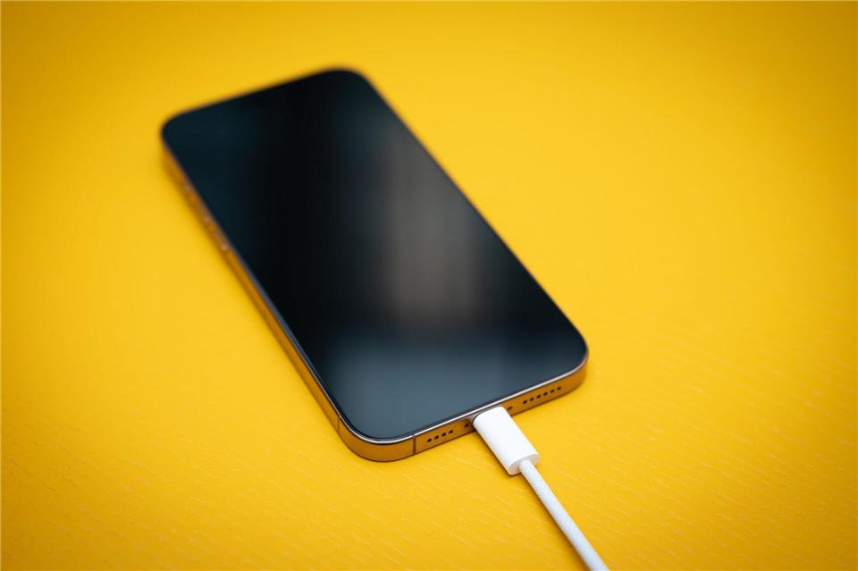 Da tut sich nichts, gar nichts: Reagiert ein vollständig entladenes iPhone 17 oder iPhone Air nicht mehr auf den Ladestrom aus einem USB-C-Ladekabel, ist drahtloses Laden angesagt.Nico Tapia/dpa-tmn