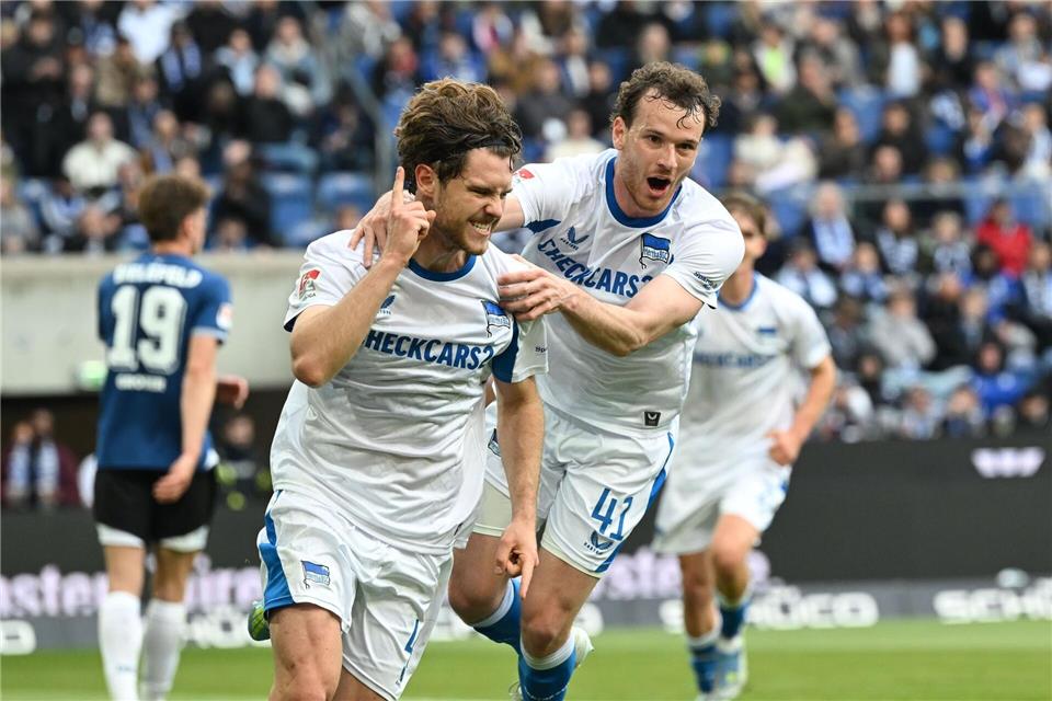 Da war Herthas Welt noch in Ordnung: Linus Gechter (links) erzielt die 1:0-Führung.Carmen Jaspersen/dpa