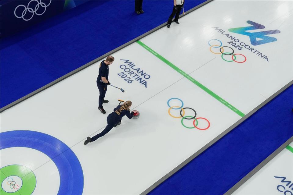 Da war es noch hell in der Arena: Das schwedische Curling-Duo im Olympia-Einsatz.David J. Phillip/AP/dpa