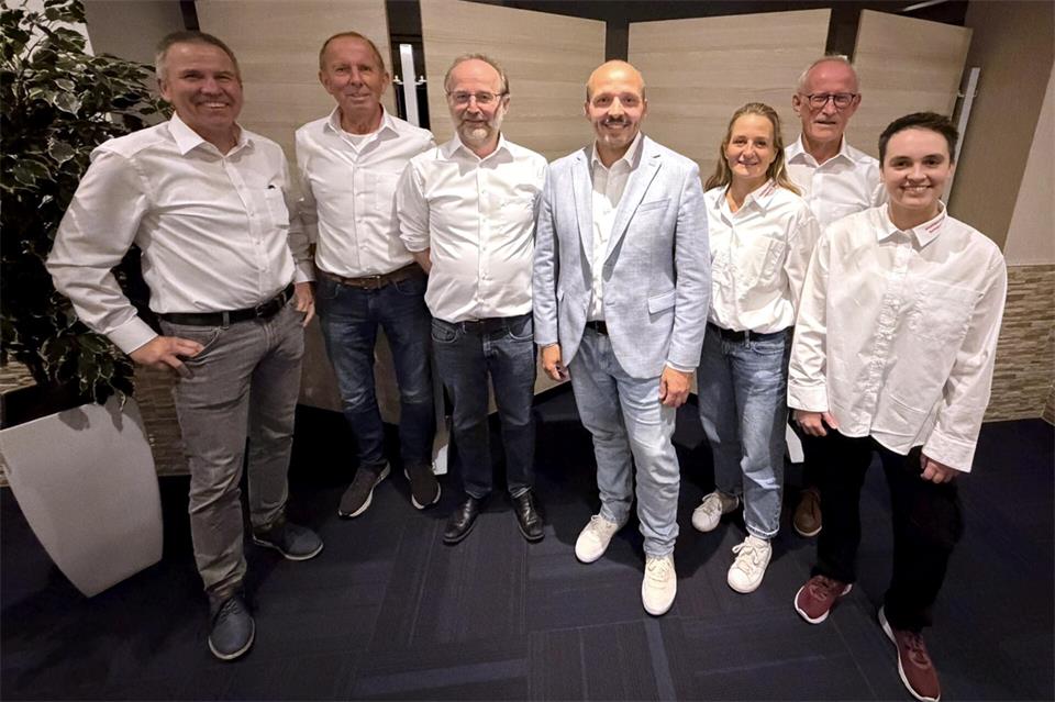 „Da war so viel Energie im Raum“, sagt der neue Vorsitzende des Stadtsportverbands Borken Michael Feldhaus, den seine ehrenamtlichen Mitstreiter (von links) Manfred Lütjann, Peter Göckener, Manfred Wöste, Silke Mohrenz, Johannes Finke und Annabelle Nienhoff beim Vorstandsfoto in ihre Mitte nahmen.